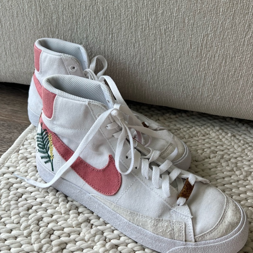Nike Blazers Mid 77 White and Pink Sneakers